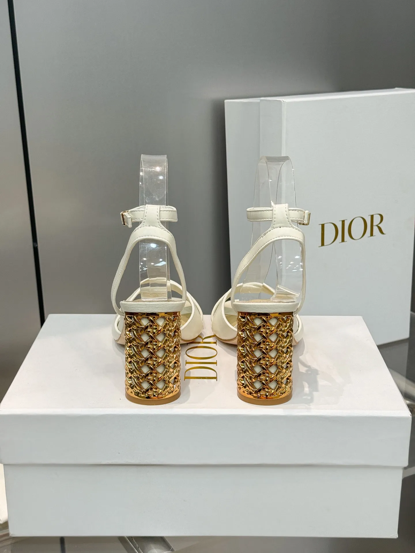 👟👟Ex-factory price 560👟👟 Dior 2024 autumn and winter new Icon series cylindrical heel ankle strap women's shoes CD star same style high-heeled round toe cross strap color matching sandals Material: imported full-grain calfskin upper + water-dyed sheepskin lining feet + Italian genuine leather outsole Heel height: 8.5CM Size: 35-42 Standard code (40.41.42. Customized, non-refundable)